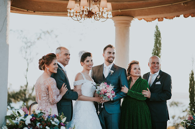 casamento real, casamento a céu aberto, casamento no jardim, casamento no campo, passarela de espelho, flores do campo, cerimônia, decoração de cerimônia, varal de lâmpadas, relicário, buquê da noiva, bouquet, vestido de noiva, vestido de renda, villa giardini, noivos no altar, véu e grinalda, hora dos votos, decoração rústica, casamento rústico, casal com os pais