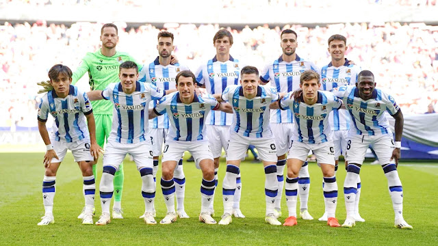 REAL SOCIEDAD DE FÚTBOL. Temporada 2023-24. Álex Remiro, Brais Méndez, Robin Le Normand, Mikel Merino, Martín Zubimendi. Take Kubo, Ander Barrenetzea, Mikel Oyarzabal, Igor Zubeldia, Aihen Muñoz y Hamari Traoré. CLUB ATLÉTICO DE MADRID 2 🆚 REAL SOCIEDAD DE FÚTBOL 1 Domingo 08/10/2023, 16:15 horas. Campeonato de Liga de 1ª División,  jornada 9. Madrid, estadio Civitas Metropolitano: 65.607 espectadores. GOLES: ⚽1-0: 22’, Samuel Lino. ⚽1-1: 73’, Mikel Oyarzabal. ⚽2-1: 89’, Antoine Griezmann, de penalti.