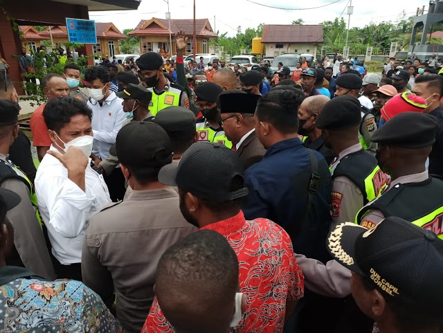 Kelompok Massa Pendudukung "SAMSON" Kecewa Hadang Bupati Samsudin Saat Melantik 412 Pejabat
