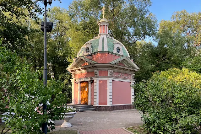 Екатерининский парк, часовня в честь Святого Александра Невского и Святого великомученика Иоанна Воина