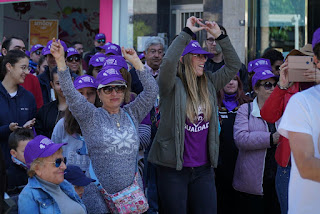 Los asistentes cantando la canción preparada por las alumnas del grupo de lecto-escritura del Centro municipal de la mujer