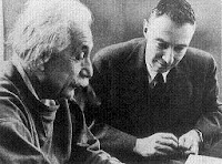 Albert Einstein y Robert Oppenheimer jugando al ajedrez