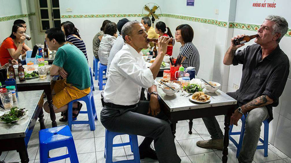 Gaya Santai Presiden AS Obama, Ngebir dan Makan Babi Panggang di Warung Kecil Vietnam