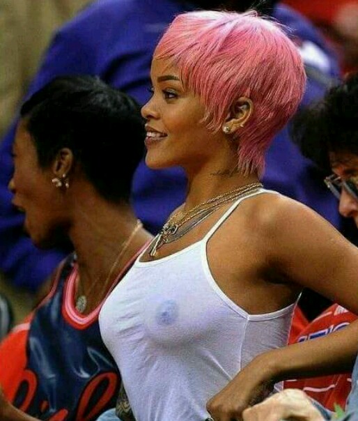 Rihanna Exposes Her Boobs 