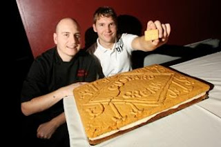 World's biggest custard cream biscuit photo, World's largest custard cream biscuit, 2010 World's biggest biscuit picture, Paul Thacker and Simon Morgan photo, biggest custard cream biscuit Guinness world Record, 2011 World's biggest biscuit
