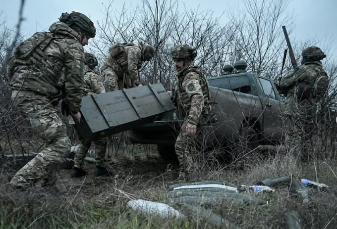 Ucraina: gli Usa sospendono alcune forniture militari, Macron chiama Putin e invoca la tregua