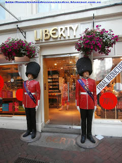 Beefeaters vigilando la entrada a una tienda de Carnaby Street