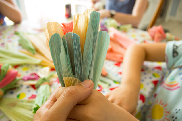 how to make corn husk flowers- super beautiful craft to make with adults and kids!