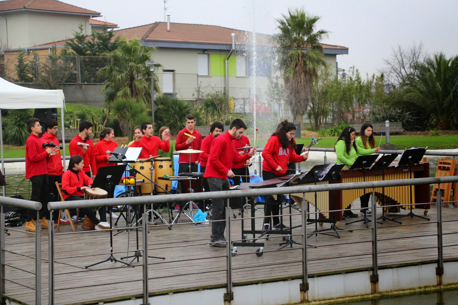 Los estudiantes de percusión dan la bienvenida en el jardín botánico a una primavera lluviosa