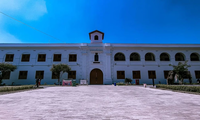 Halaman depan Benteng Van Den Bosch. Sumber foto (https://www.instagram.com/3ra_ajar/)