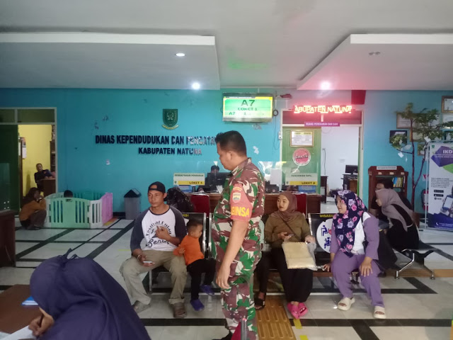 Babinsa Sertu R Damanik Bantu Warga Desa Sepempang Mengurus Akte Lahir