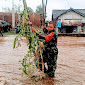 Banjir Melanda Desa Songgajah dan Tolokalo, Babinsa dan Bhabinkamtibmas Bergerak Membantu