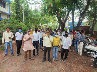 बापू की प्रतिमा पर माल्यार्पण कर मीटर रीडरों ने शुरू की हड़ताल, कामगार कांग्रेस ने दिया समर्थन
