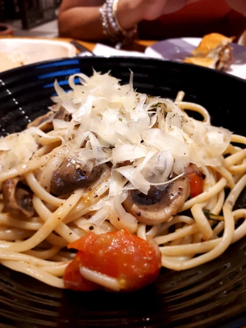 Pasta con champiñones y queso parmesano.