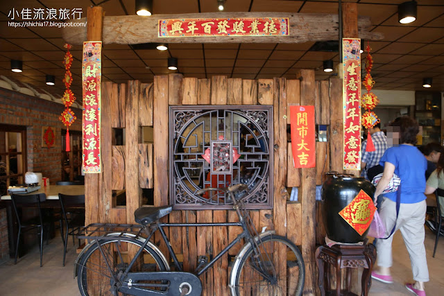 台灣磚窯雞三峽店店內裝飾，復古腳踏車與酒甕