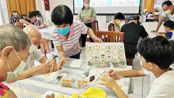 ▲由嘉南藥理科技大學三位實習生辦理手作糖霜餅乾活動，邀請員工子女及長輩們攜手參加。（圖／記者林明佑翻攝）