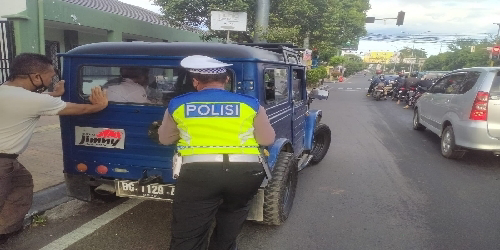 Peduli Kepada Masyarakat, Personel Satlantas Polresta Serang Kota Bantu Kendaraan Yang Mogok