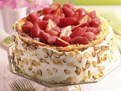 yummywow-creamy-strawberryy-cake-with-dry-fruits