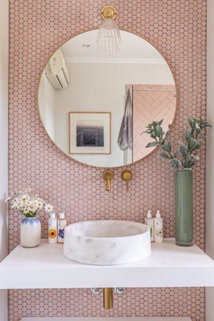 decoração banheiro rosa espelho redondo