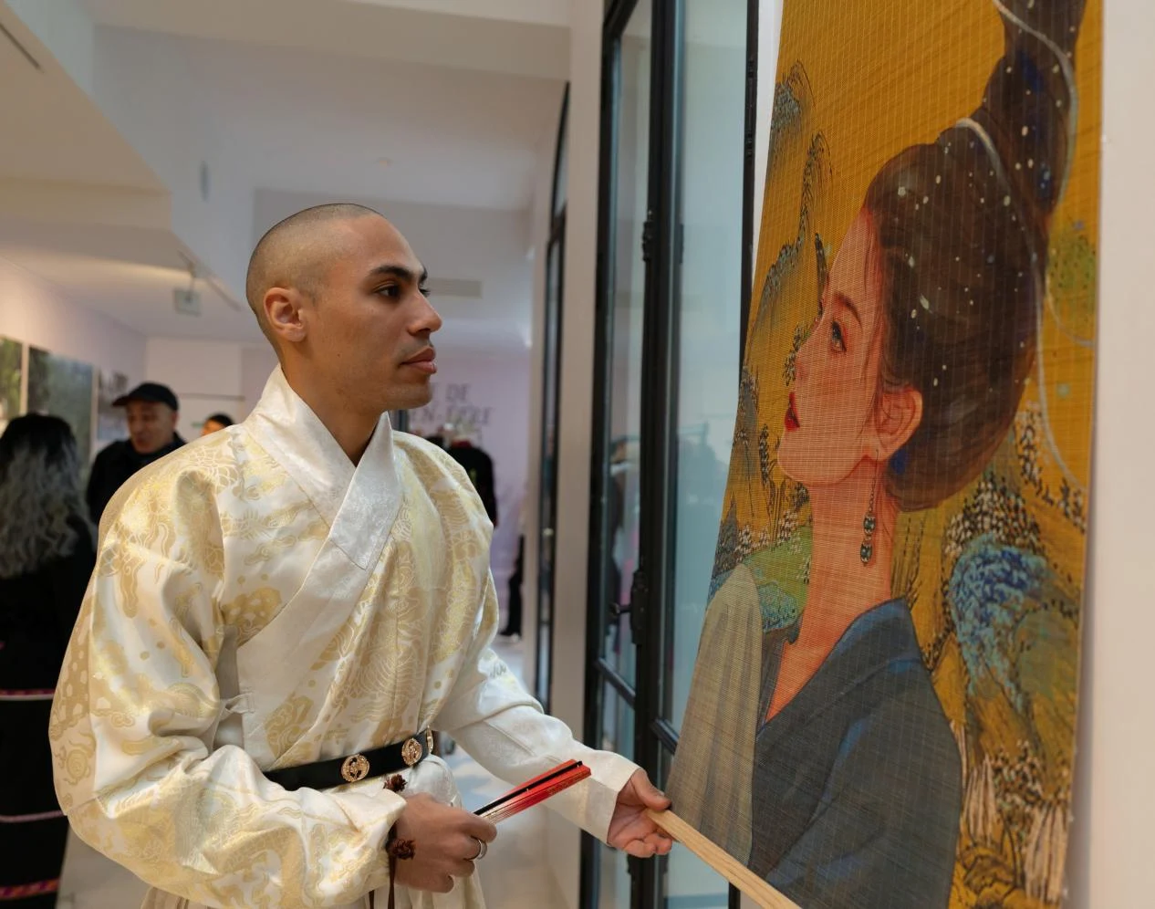 Guests viewing the bamboo silk painting "The Journey of a Legendary Landscape Painting".