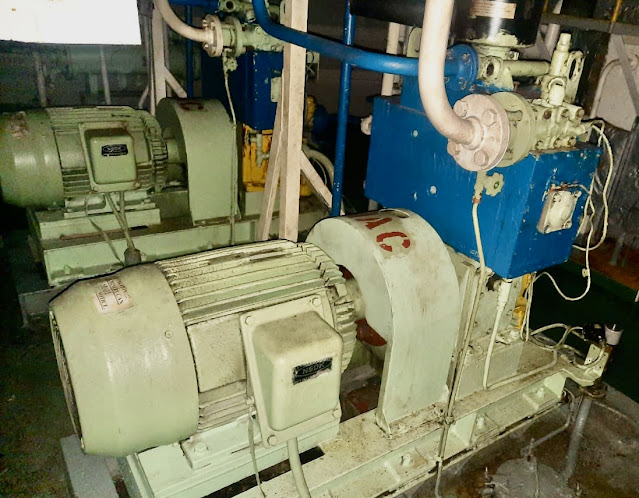 AIR COMPRESSOR TANABE H-74 Manufacturer: TANABE Type: H-74 Vertical two stage water cooled Operating pressure: 30 bar Capacity: 180 m^3/hr Revolution: 1200 rpm