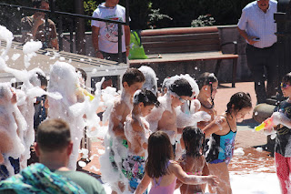 Baño de espuma en las fiestas de Retuerto