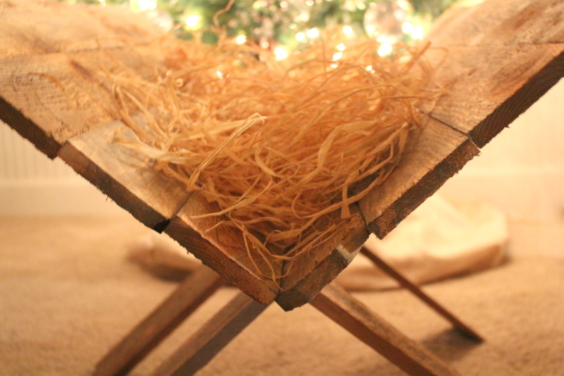 Wood you like to craft?: Wood Manger-Crafty Sisters