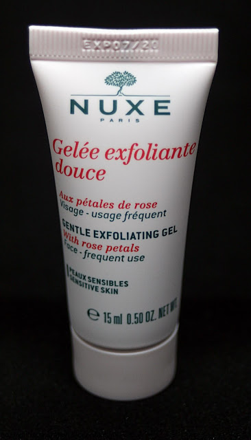 Nuxe - Delikatnie złuszczający żelowy peeling z płatkami róży