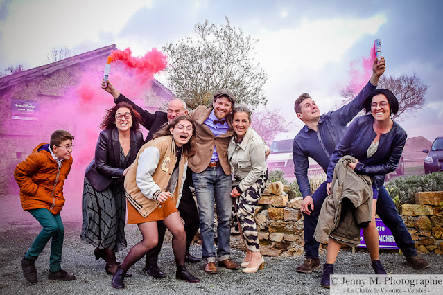 photo de groupe fun avec fumigènes