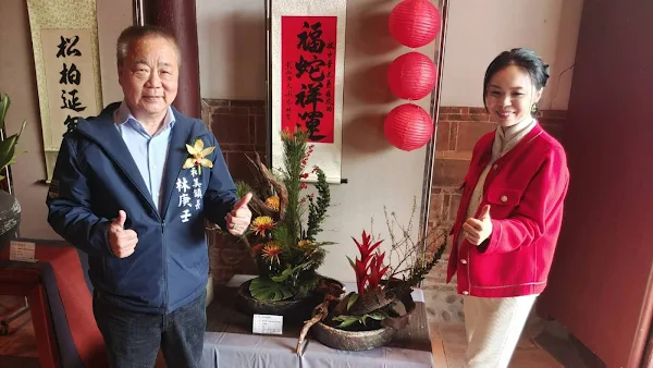 ▲和美鎮長林庚壬表示，感謝這次彰化縣中華花藝協會特地安排到道東書院展出，讓道東書院除了書香也充滿了花香。（記者林明佑攝）