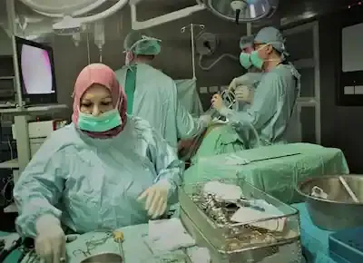 غرفة عمليات جراحية أثناء قيام الأطباء والممرضات بإجراء جراحة لأحد المرضى