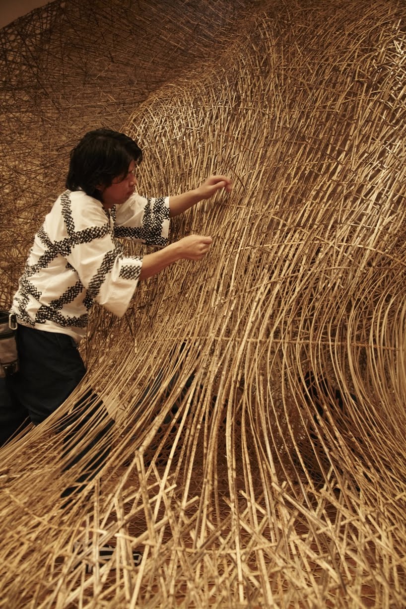 Instalaciones de bambú reciclado se entrelazan en configuraciones específicas por Tanabe Chikuunsai IV