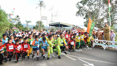 Meriahkan HUT RI ke-77, Bupati Tapsel Lepas Ratusan Peserta Lomba Lari 3 K