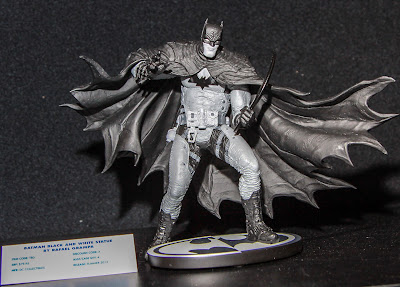 DC Collectibles Batman Black & White Statue - Rafael Grampa