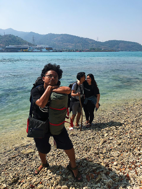 foto saya membelakangi dua teman saya (Kicay dan Sarah) di pantai pulau Merak Besar.