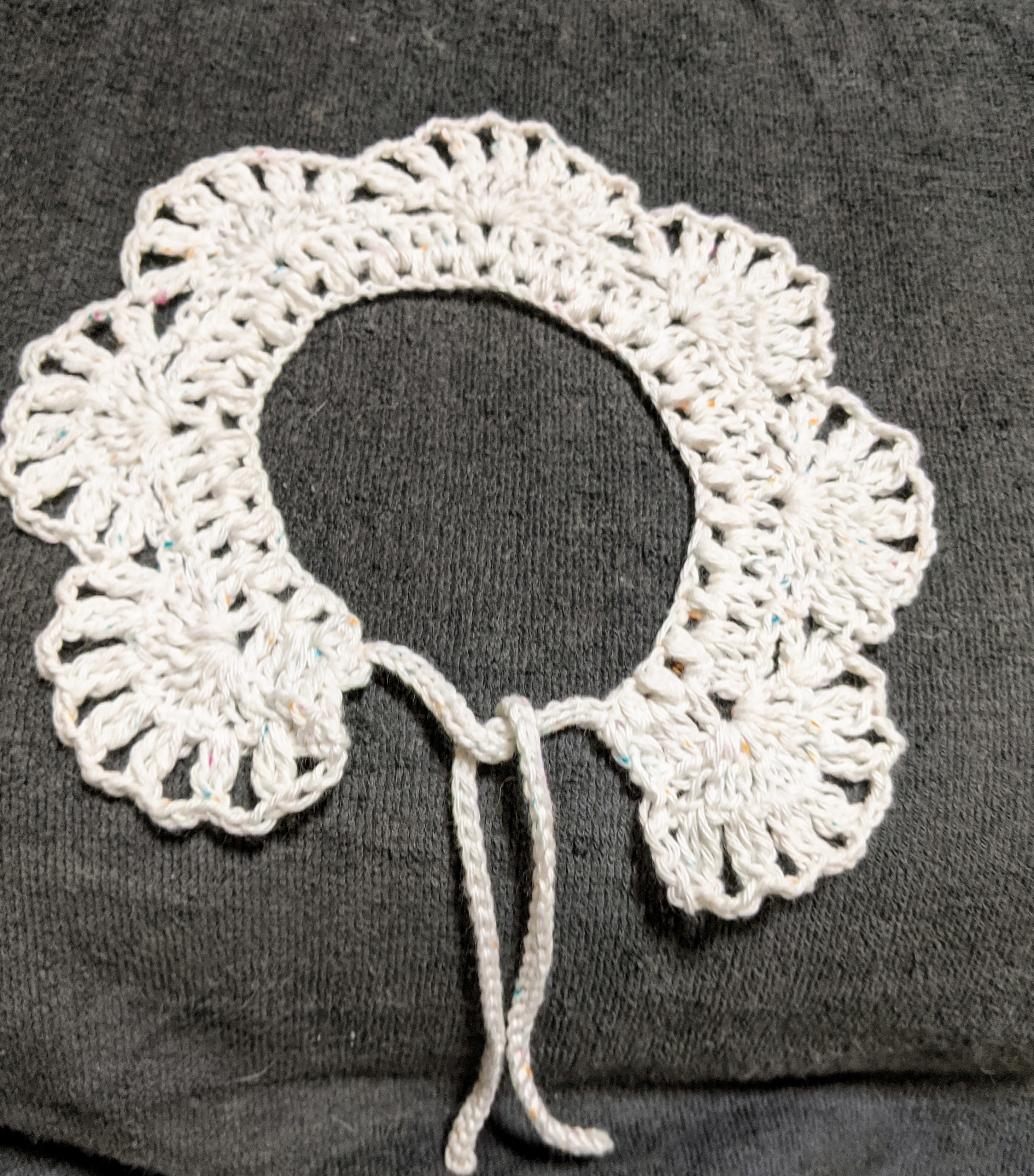 海外編み図リンク 子供用かぎ針編みの付け襟 お花のミニケープ の編み図 Crochet And Me かぎ針編みの編み図と編み方