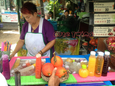 jus momordica di tha tien market bangkok