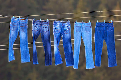 Cách giặt quần jeans không bị phai màu