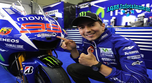 elama ini publik selalu melihat logo ‘Semakin di Depan’ di motor balap MotoGP Yamaha.