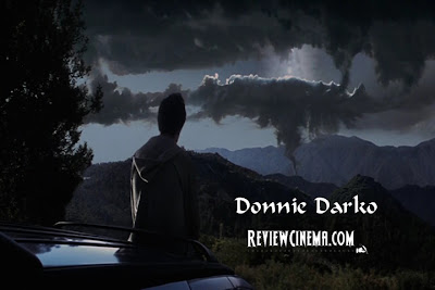 <img src="Donnie Darko.jpg" alt="Donnie Darko Donnie di atas mobilnya">