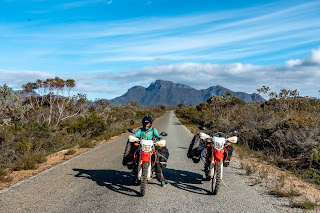 Miriam und Bluff Knoll im Hintergrund