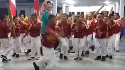 Video Marching Band Siswa Ini Malah Bikin Netizen 'Gemes' Sama Ibu Gurunya