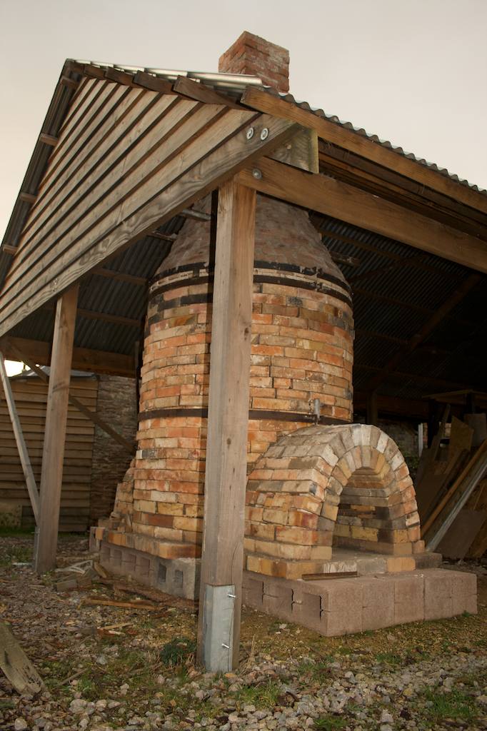 Patia Davis Pots: Building the bottle kiln