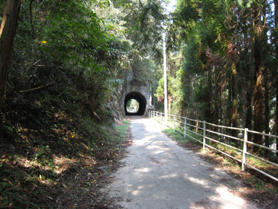 トンネルが続く