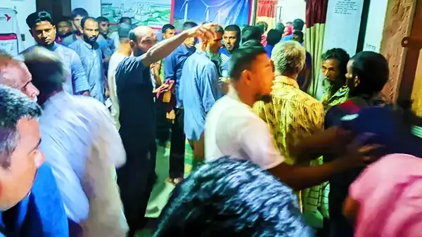 রৌমারীতে নানা অনিয়মের অভিযোগে পল্লী বিদ্যুৎ কর্মচারীকে লাঞ্চিত