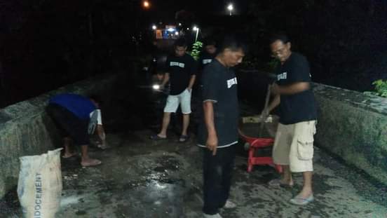 Secara Swadaya Komunitas Benteng Kota Bersama Pemerintah Kalurahan Memperbaiki Jalan Yang Rusak