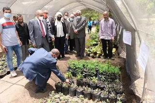 رئيس جامعة أسيوط يتفقد الصوبه العلمية لإنتاج نباتات الزينة النادرة
