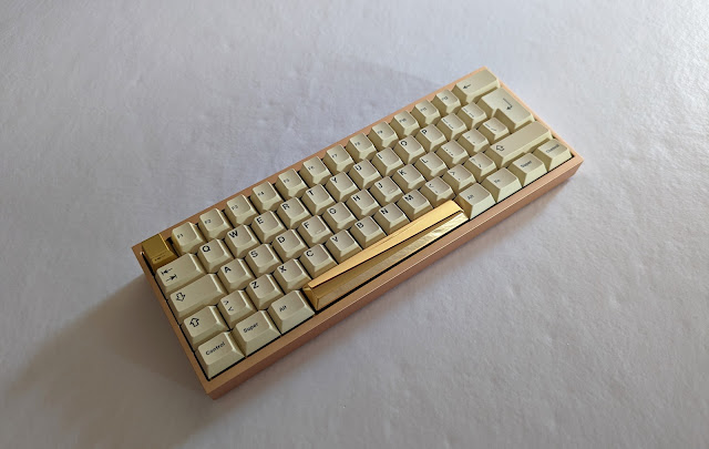 GMK Umka - montar teclado custom dorado