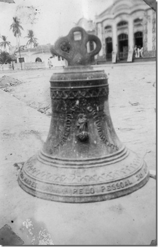 Sino da Catedral de Nossa Sra dos Montes - Ao fundo o Cine Teatro Apolo com as placas de anúncio na calçada