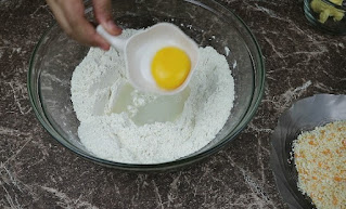 menambahkan kuning telur